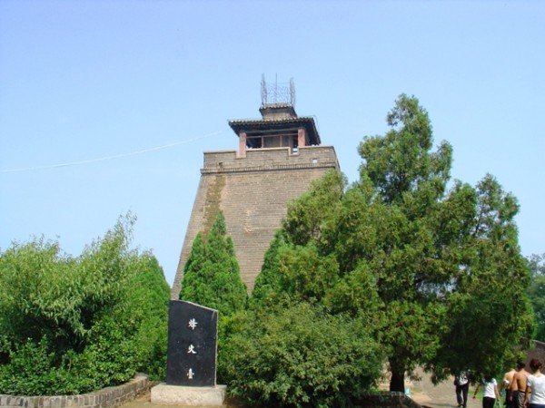 据说周幽王烽火戏诸侯的地方，当然烽火台是近代重建的