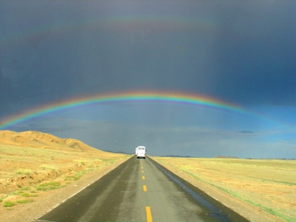 一道很低的彩虹，若隐若现，摆在公路上，触手可及