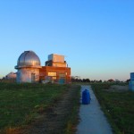 南山天文台1米太阳望远镜与星明天文台（右）