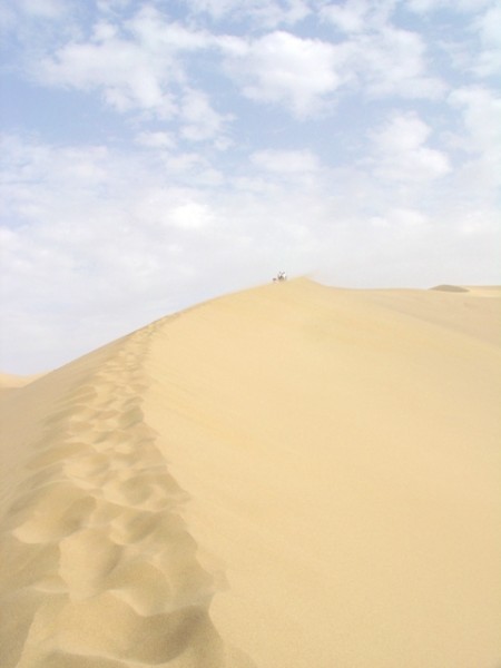 要爬上这座大沙丘并不是一件容易的事