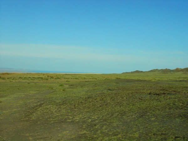 五十里外远眺乌伦古湖（画面中左地平线上）