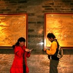 韵希（左）和我在庆春门博物馆内