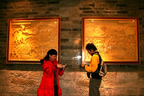 韵希（左）和我在庆春门博物馆内