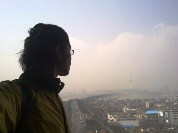 在黄鹤楼上眺望武汉长江大桥以及对面的龟山