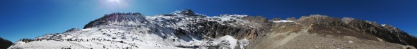 仰视斯农冰川与卡瓦拉达峰