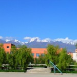 8月2日早晨，从伊吾中学远眺托尔木提山