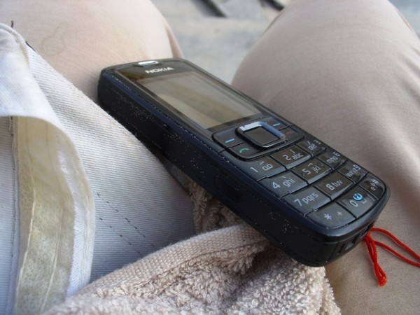 手机一直放在裤袋里，但迎风面还是粘了许多沙子