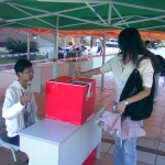 选民在图书馆广场的投票点投票