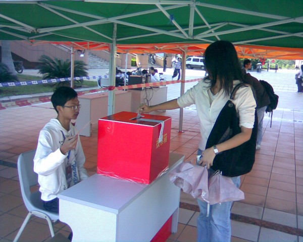 选民在图书馆广场的投票点投票