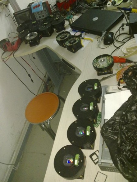 邱博士的工作室堆满了日全食观测用CCD