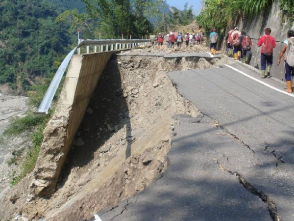 Landslide on Provincial No. 18 (by Mr. Hsiung from Lulin Obs.)