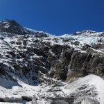 仰视斯农冰川与卡瓦拉达峰